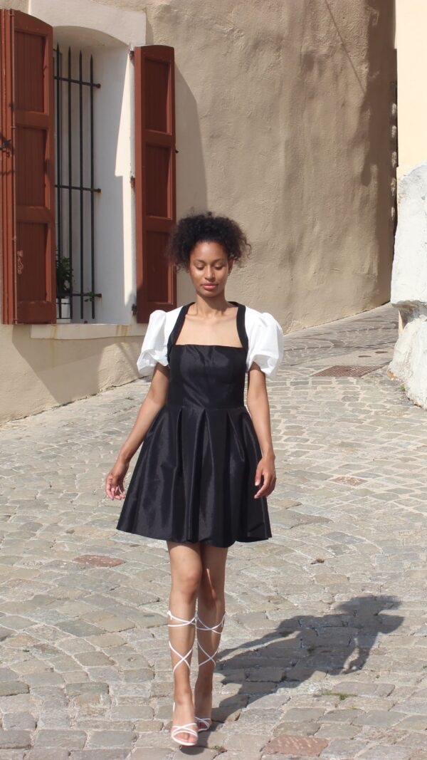 Robe élégante noire et blanche à manches bouffantes – Look chic intemporel