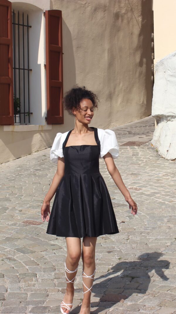 Robe élégante noire et blanche à manches bouffantes – Look chic intemporel – Image 3