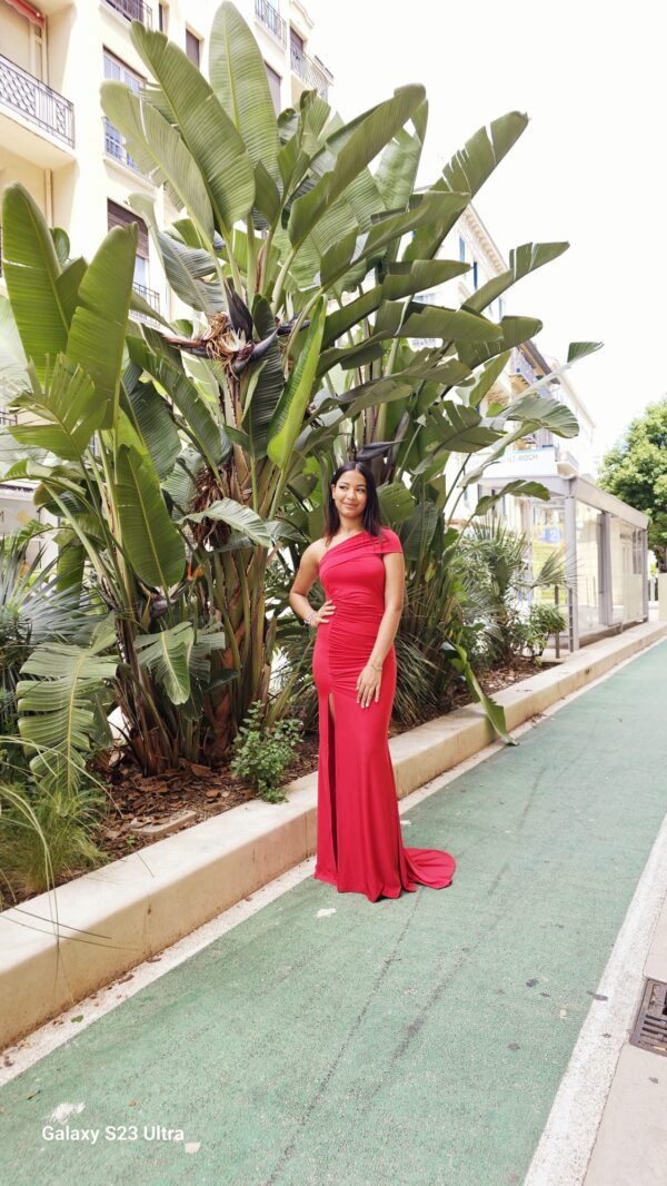 Robe de soirée rouge élégante avec fente – Image 2