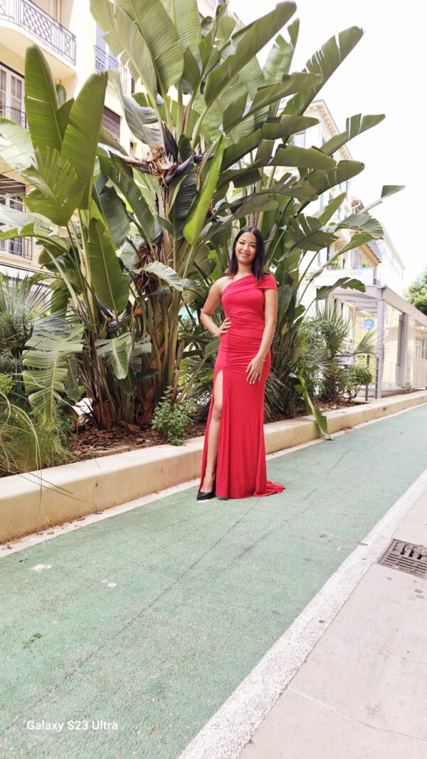 Robe de soirée rouge élégante avec fente – Image 3